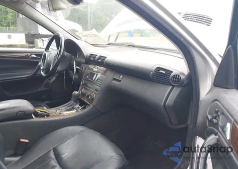 2005 Mercedes-Benz C 320 Luxury 4Matic z USA, uszkodzony, nr VIN WDBRF84J85F567356